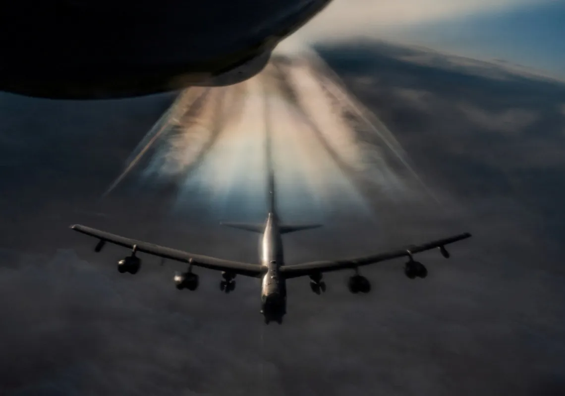 طائرة التزود بالوقود KC-135 ستراتوتانكر التابعة لسلاح الجو الأميركي تزود قاذفة من طراز "بي 52" ستراتوفورتريس بالوقود  في 20 مارس 2026