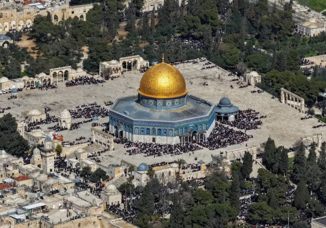  قبة الصخرة في باحة المسجد الأقصى، يوم صلاة الجمعة خلال شهر رمضان المبارك، في البلدة القديمة بالقدس، 27 فبراير