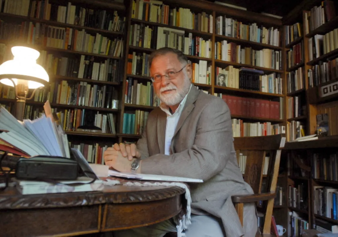 الكاتب الأرجنتيني ألبرتو مانغويل في منزله في مونديو قرب مدينة شاتيلرو، 11 سبتمبر 2007