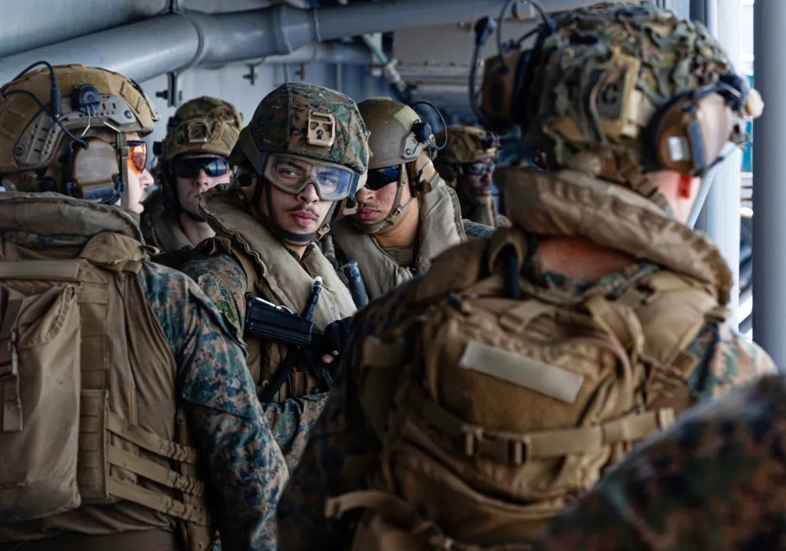 قوات بحرية أميركية على متن السفينة "يو إس إس تريبولي" تصل إلى منطقة القيادة المركزية، 27 مارس 2026