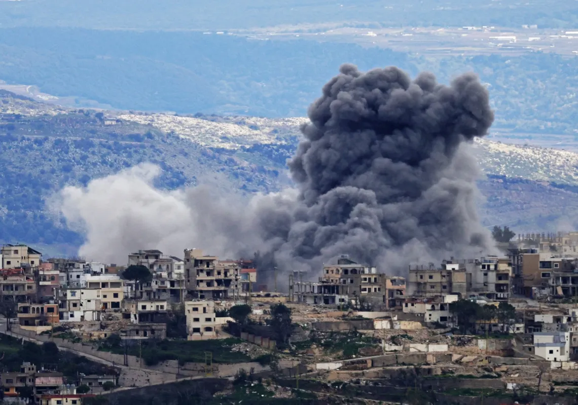 تصاعد الدخان عقب قصف إسرائيلي على بلدة الخيام جنوب لبنان في 4 مارس 2026

