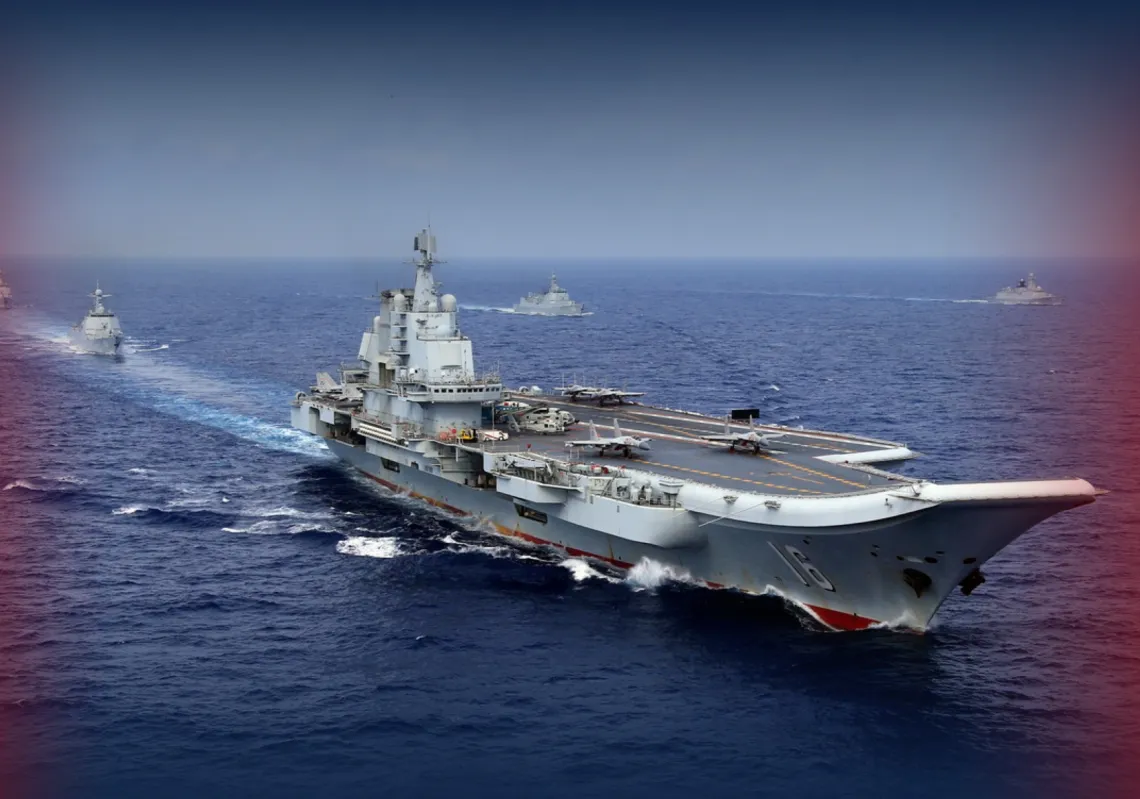 حاملة الطائرات الصينية "لياونينغ" أثناء مناورة للبحرية الصينية في غرب المحيط الهادئ، في 18 أبريل 2018