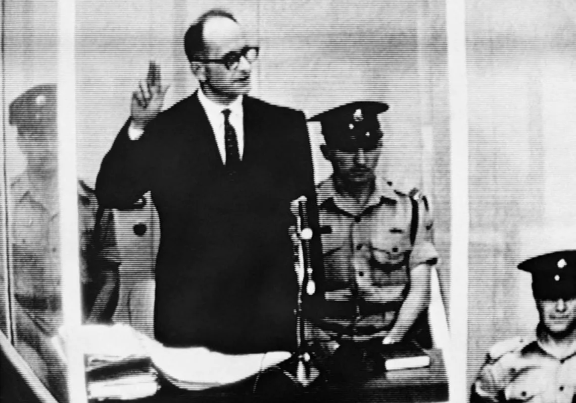 النازي أدولف أيخمان يؤدي اليمين خلال محاكمته أمام محكمة إسرائيلية في القدس، 5 مايو 1961