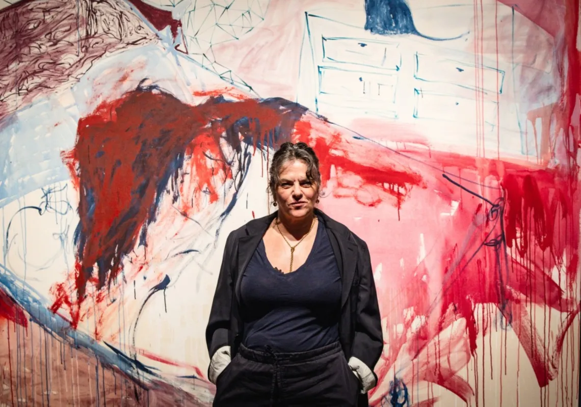 الفنانة البريطانية تريسي أمين إلى جانب عملها "نهاية الحب" خلال عرض تمهيدي لمعرضها "تريسي إمين: حياة ثانية" في "تيت مودرن" بلندن، 23 فبراير 2026