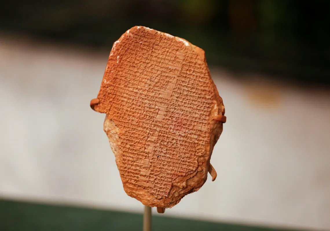 لوح حلم جلجامش، الذي سُرق من العراق عام 1991 وأُعيد لاحقا، معروض في وزارة الخارجية في بغداد، 7 ديسمبر 2021