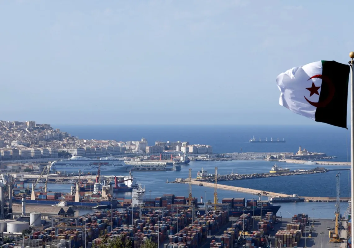 
يرفرف العلم الوطني للجزائر بالقرب من خليج الجزائر، ويظهر في الصورة المدينة القديمة للعاصمة المعروفة باسم "القصبة" (يسار) وحاويات الشحن (يمين) في الجزائر العاصمة بتاريخ 25 أغسطس 2022.