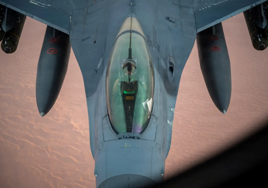 مقاتلة أميركية "F-16" تتزود بالوقود جواً من طائرة "KC-135" خلال مهمة ضمن عملية "الغضب الملحمي" في حرب إيران - 2 أبريل 2026