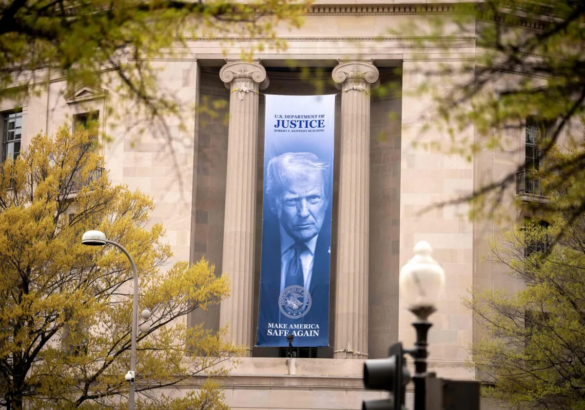 صورة كبيرة لترمب معلقة على مبنى وزارة العدل وسط تغييرات في الإدارة، 3 أبريل 2026