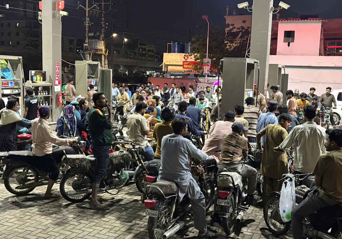 ازدحام دراجات أمام محطات الوقود في كراتشي، باكستان، مع ارتفاع الأسعار وسط الحرب، 2 أبريل 2026