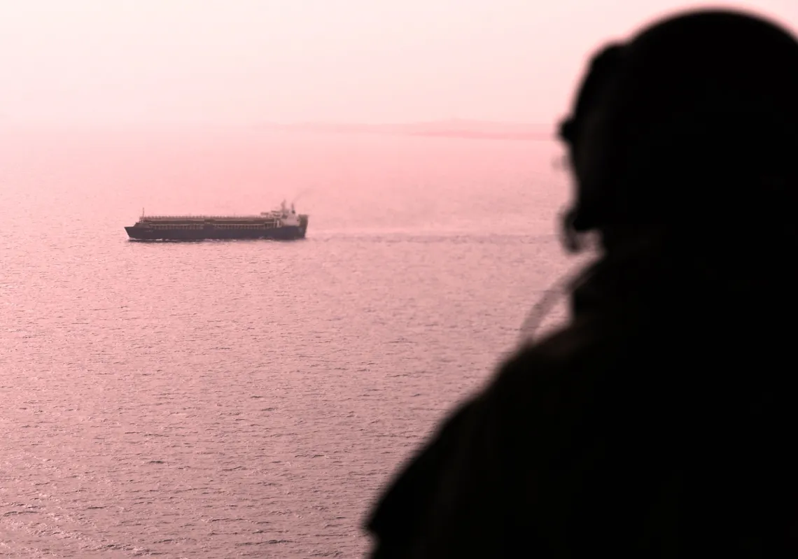 جندي يُراقب من طائرة عسكرية سفينة تعبر مضيق باب المندب الاستراتيجي، الذي يفصل شبه الجزيرة العربية عن شرق أفريقيا،  في 10 أغسطس 2018