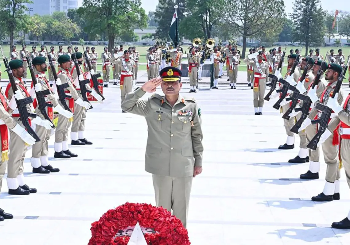 قائد الجيش الباكستاني عاصم منير خلال مراسم تكريم قتلى الجيش في مقر القيادة العامة في روالبندي، 21 مايو 2025