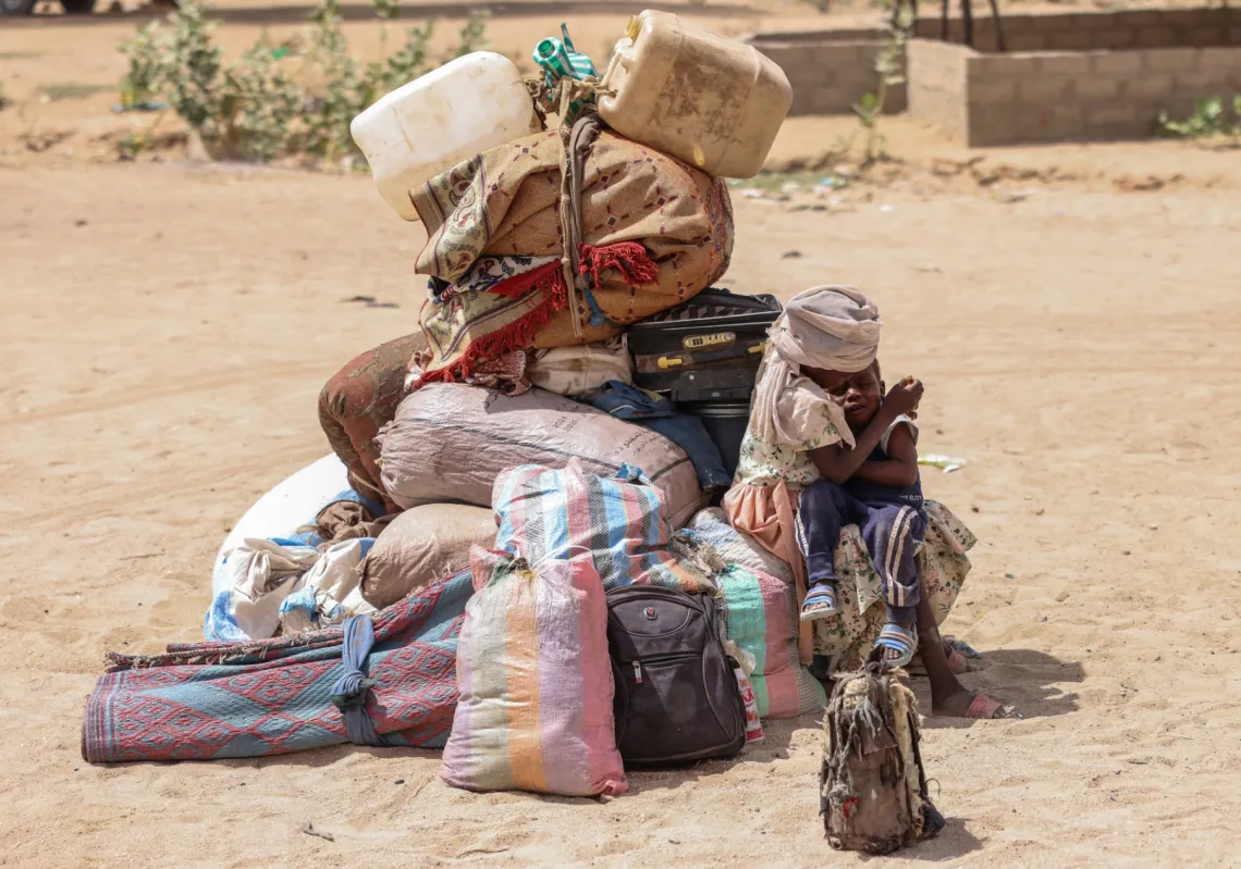 لاجئون عند الحدود بين تشاد والسودان قبل توجههم إلى مخيم تين للعبور في ولاية وادي فارا التشادية، 4 مايو 2025
