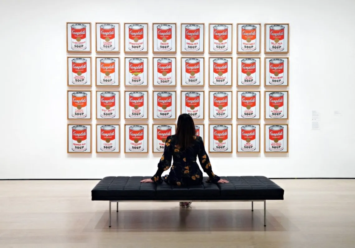 "علب حساء كامبل" للفنان آندي وارهول في متحف الفن الحديث في نيويورك، 13 نوفمبر 2020