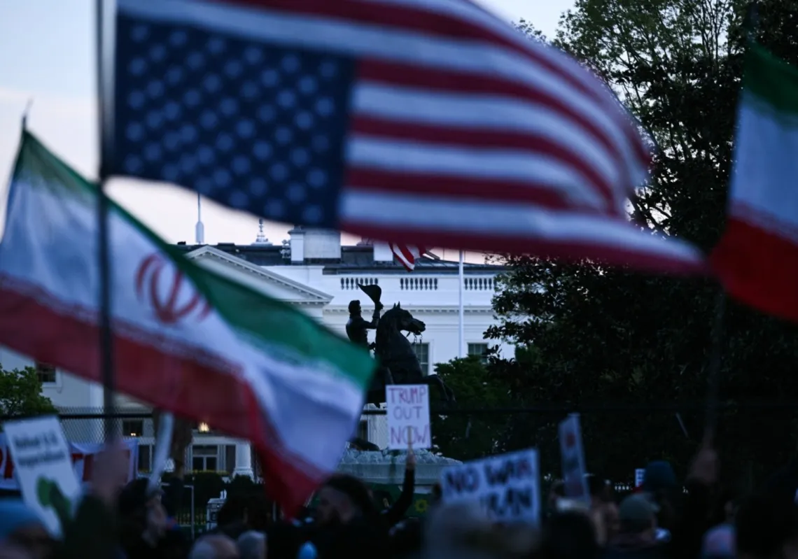 متظاهرون يحتجون على الحرب قرب البيت الأبيض في واشنطن، 7أبريل 2026