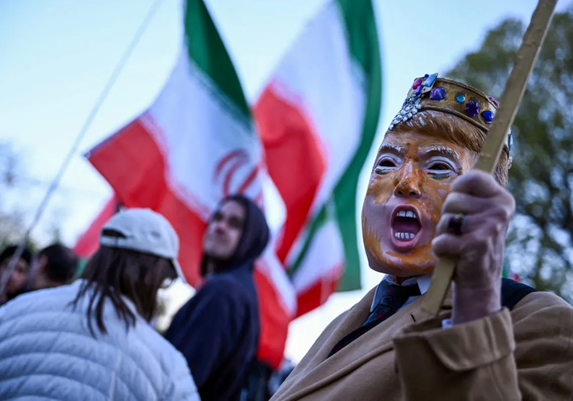 متظاهر يرتدي قناعا يجسد دونالد ترمب خلال احتجاجات ضد الحرب قرب البيت الأبيض، 7 أبريل 2026