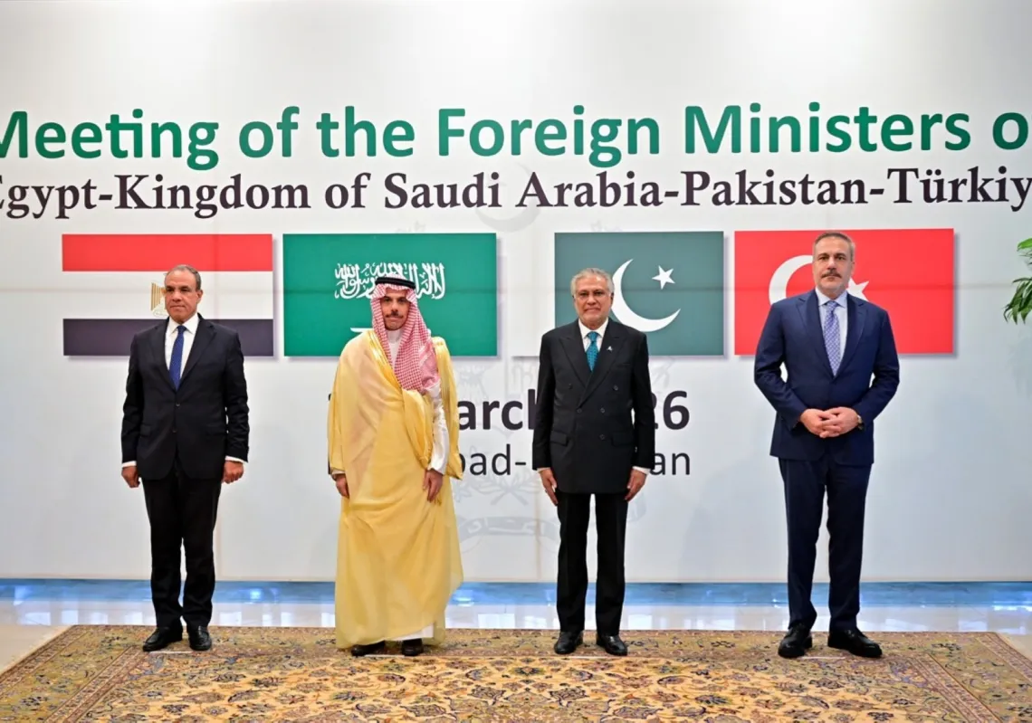 وزراء الخارجية الباكستاني إسحاق دار والتركي هاكان فيدان، والسعودي فيصل بن فرحان، والمصري بدر عبد العاطي، قبل اجتماعهم في مقر وزارة الخارجية في إسلام آباد في 29 مارس 2026