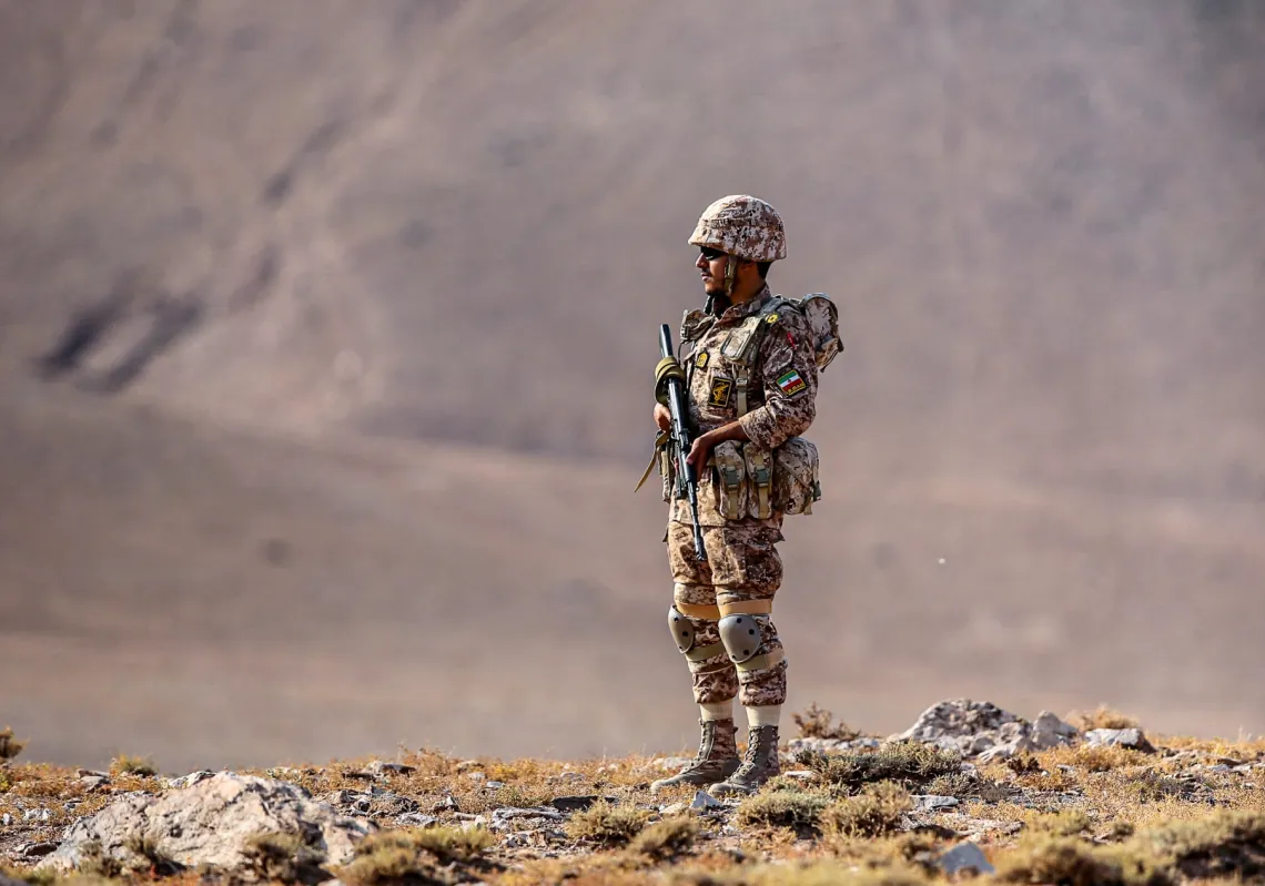 عنصر من "الحرس الثوري" يشارك في تدريب عسكري للقوات البرية التابعة "للحرس" في منطقة أراس، بمحافظة أذربيجان الشرقية، إيران، في 19 أكتوبر 2022
