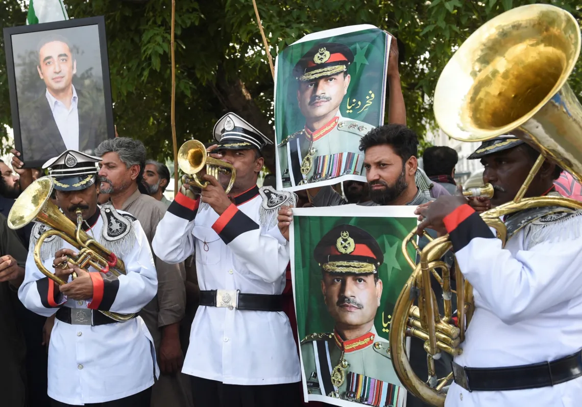 
فرقة موسيقية تعزف بينما يحتفل عمال نقابة سائقي عربات الريكشو العامة حاملين صور رئيس أركان الجيش الباكستاني عاصم منير والسياسي بلاول بوتو زرداري، وذلك بعد إعلان دونالد ترامب موافقته على وقف إطلاق نار  لمدة أسبوعين، لاهور في 8 أبريل