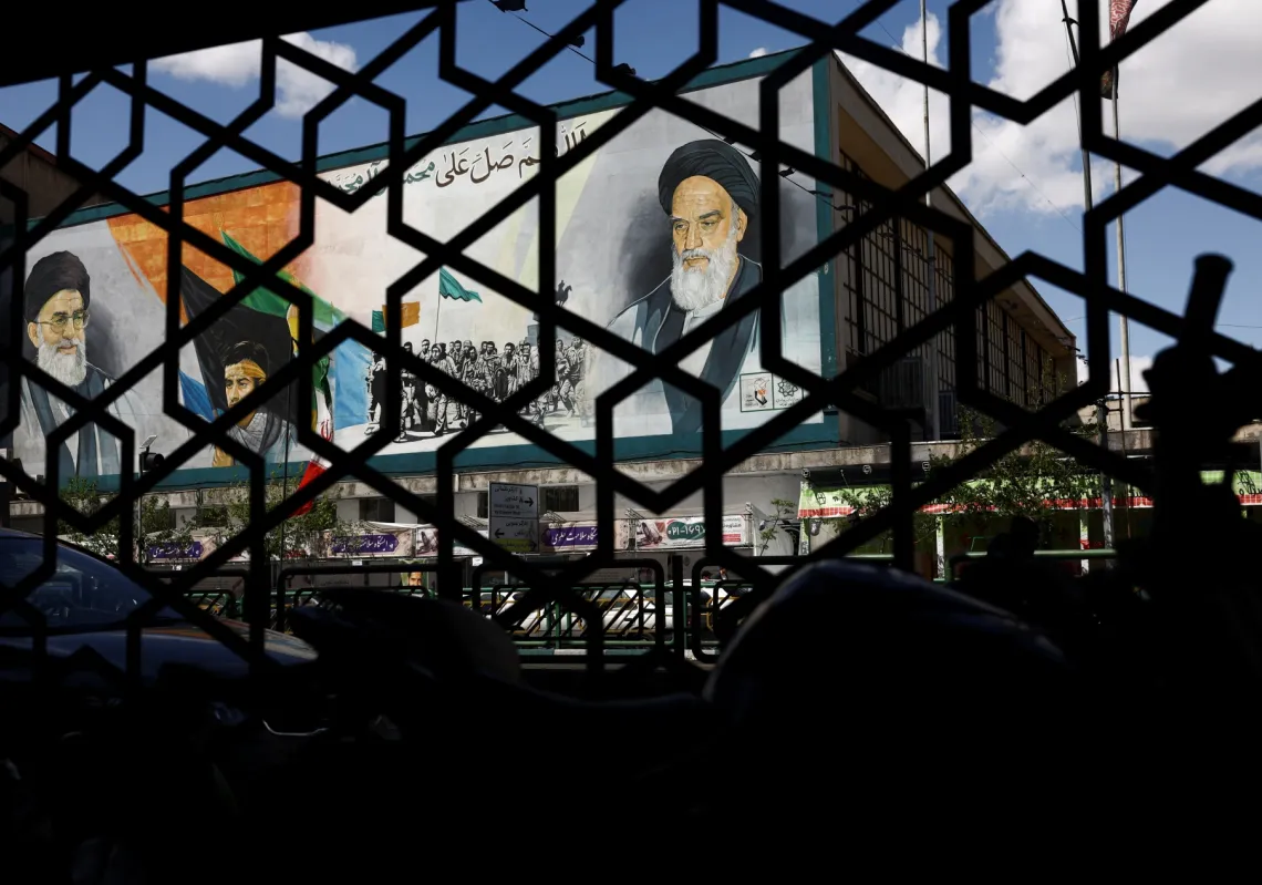 جدارية تحمل صورتي الخميني وخامنئي وسط طهران، 8 أبريل