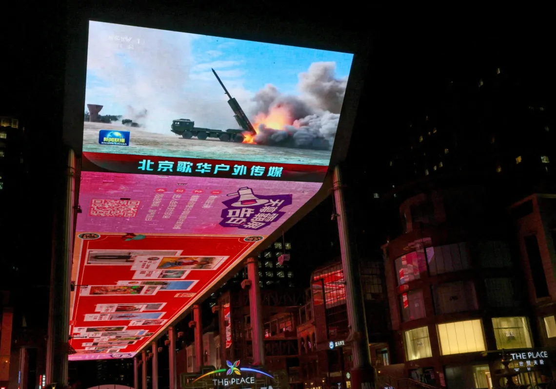 شاشة عملاقة في بكين تعرض تقارير عن مناورات الصين العسكرية حول تايوان، 30 ديسمبر 2025