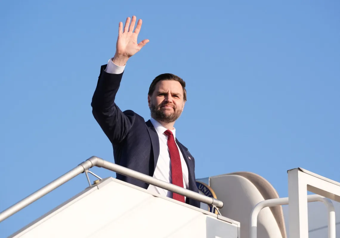 يلوّح نائب الرئيس الأميركي جي دي فانس أثناء صعوده إلى طائرة «إير فورس تو» بعد حضوره محادثات حول إيران في إسلام آباد في 12 أبريل 2026