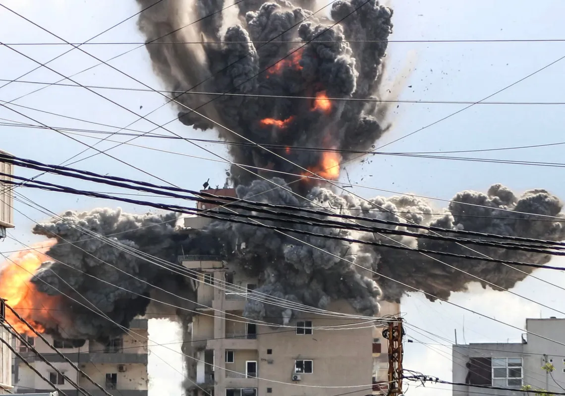 سحابة دخان تتصاعد من عمارة سكنية اثر سقوط صاروخ إسرائيلي، على منطقة العباسية جنوب لبنان، 8 أبريل 2026