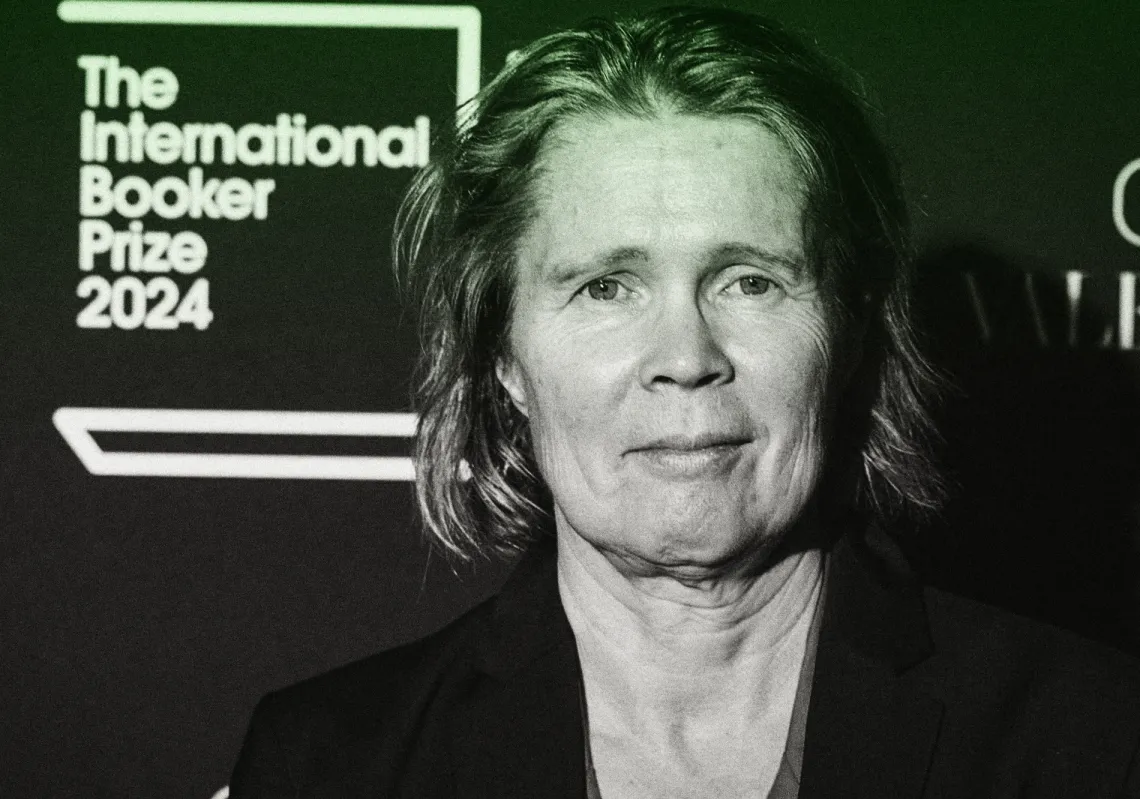 الكاتبة السويدية إيا غينبيرغ تلتقط صورة على السجادة الحمراء لدى وصولها إلى حفل إعلان جائزة البوكر الدولية 2024 في متحف "تيت مودرن" في لندن، 21 مايو 2024