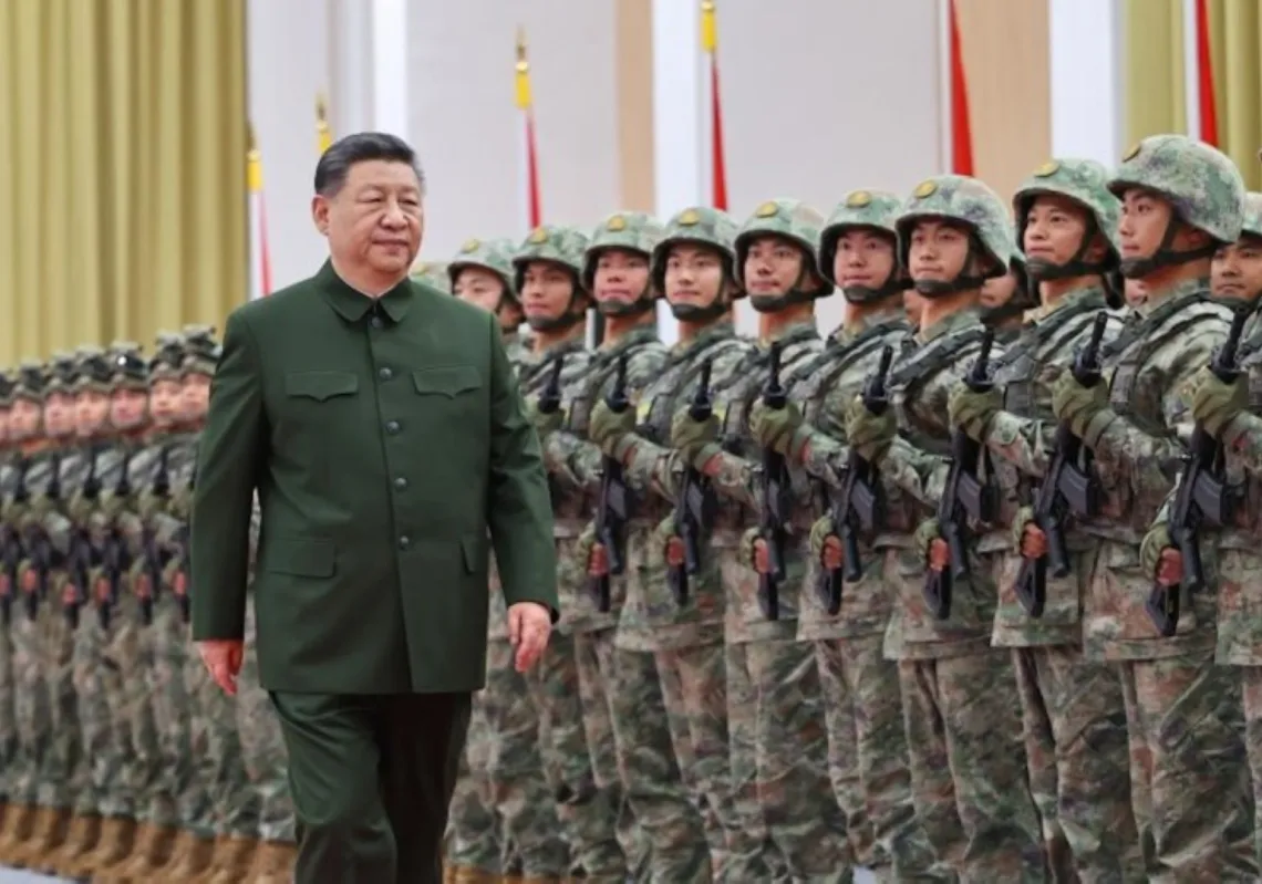 الرئيس الصيني شي جينبينغ خلال تفقده وحدة من "جيش التحرير الشعبي" الصيني في منطقة ماكاو، جنوب الصين، في 20 ديسمبر  2024