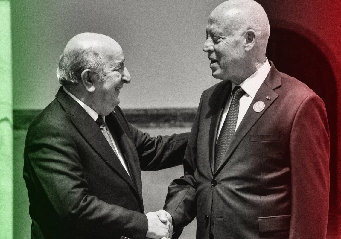  الرئيس التونسي قيس سعيد والرئيس الجزائري عبد المجيد تبون لدى وصول الأخير إلى مطار تونس قرطاج الدولي في 22 أبريل 2024