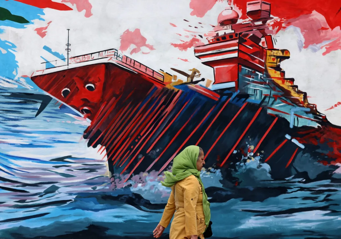  امرأة أمام جدارية مناهضة للولايات المتحدة ومناهضة لإسرائيل، في طهران بتاريخ 8 أبريل 2026