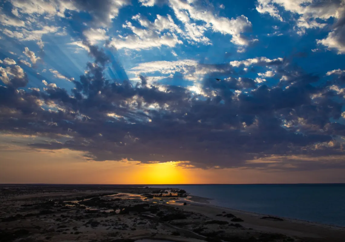 غروب الشمس في جزر فرسان في منطقة جازان، السعودية، 4 كانون يناير 2022