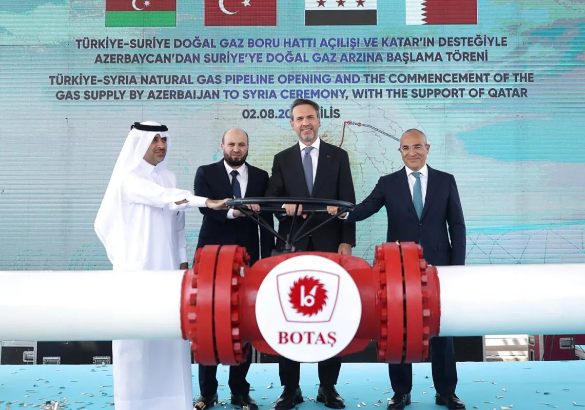 وزير الطاقة التركي ألب أرسلان بيرقدار، ووزير الاقتصاد في جمهورية أذربيجان ميكائيل جباروف، ووزير الطاقة السوري محمد البشير، ومدير عام صندوق قطر للتنمية فهد بن حمد حسن السليط، خلال افتتاح خط أنابيب الغاز الطبيعي بين تركيا وسوريا