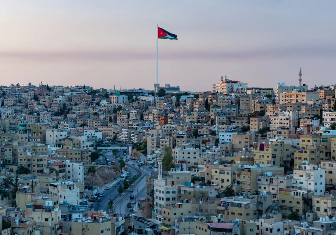 
صورة بانورامية لمنطقة القصور في عمّان عند غروب الشمس