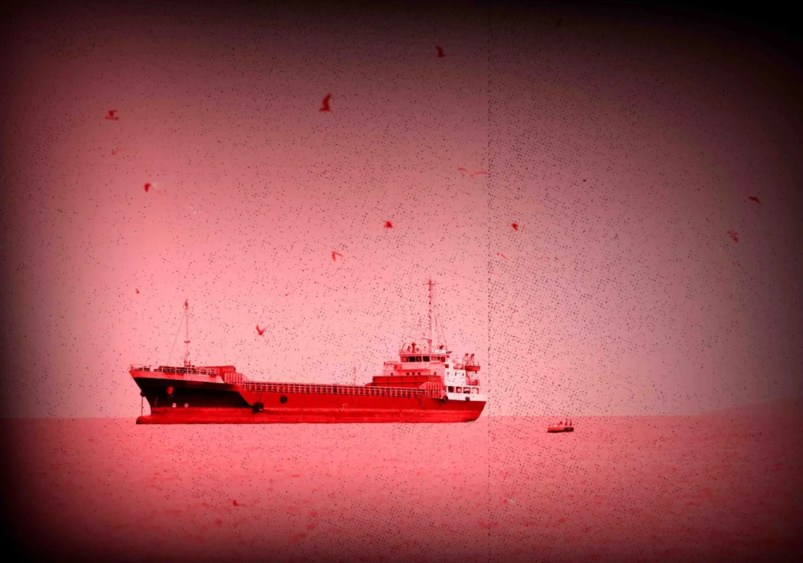 سفينة في مضيق هرمز قبالة سواحل محافظة مسندم العُمانية، 12 أبريل 2026