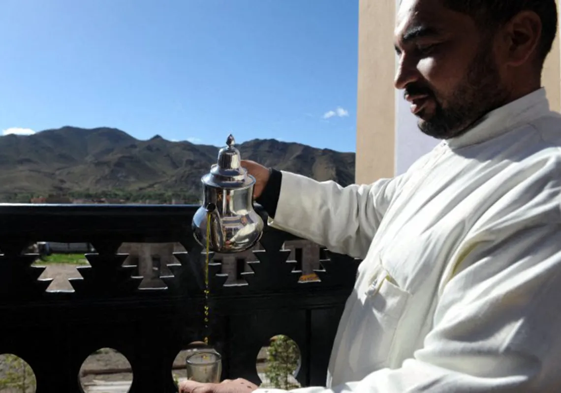 مغربي يقدّم شاي الزعفران خلال مهرجان تالوين، 1 ديسمبر 2012