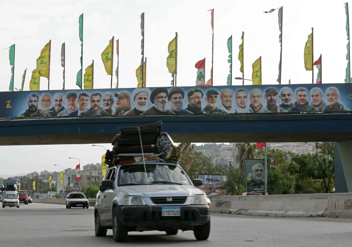 نازحون يحملون أمتعتهم يسيرون على طريق سريع عائدين إلى ديارهم جنوب لبنان، في 17 أبريل 2026