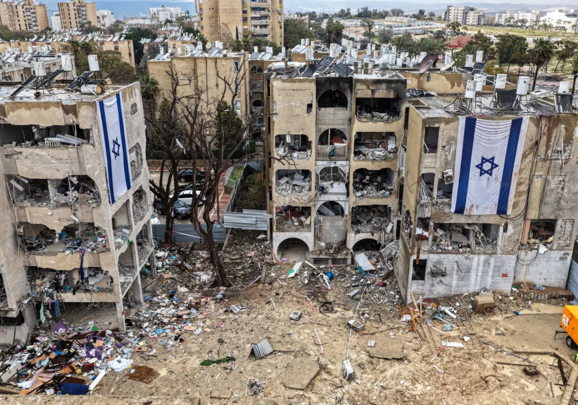 الاضرار التي الحقها صاروخ ايراني ببلدة عراد في اسرائيل في 26 مارس