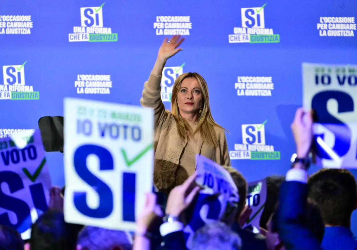 
رئيسة الوزراء الإيطالية جورجيا ميلوني تلوح للمؤيدين في نهاية اجتماع حملة حزب "إخوة إيطاليا" (Fratelli d'Italia) (Fdi) اليميني الإيطالي لدعم استفتاء "نعم" للعدالة، في ميلانو في 12 مارس 2026