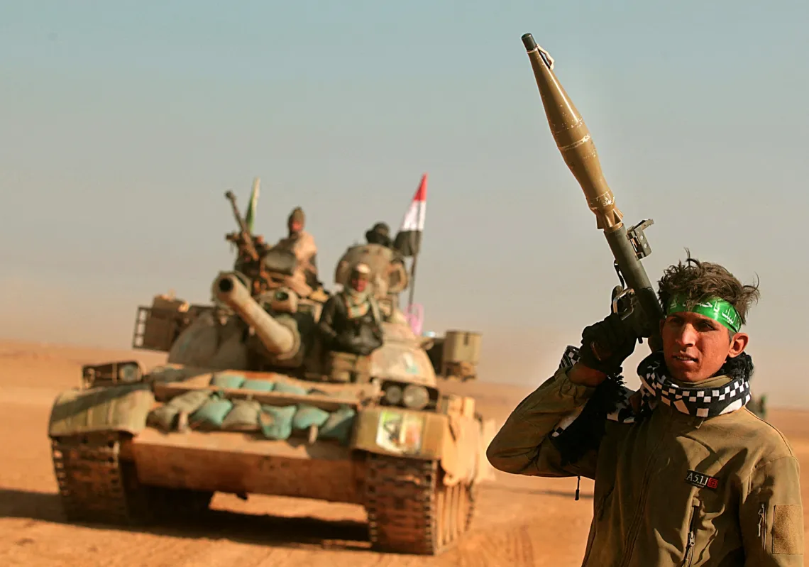 مقاتل من "الحشد الشعبي" في منطقة صحراوية جنوبي غرب الموصل في 28 نوفمبر 2016