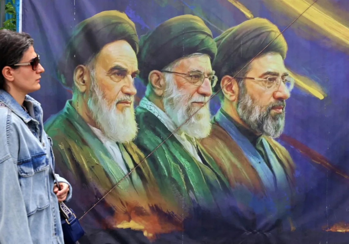 تصاعد الأزمة في طهران مع ظهور صور روح الله الخميني وعلي خامنئي ومجتبى خامنئي بالتزامن مع إغلاق مضيق هرمز وتعثر المفاوضات، 19 أبريل 2026