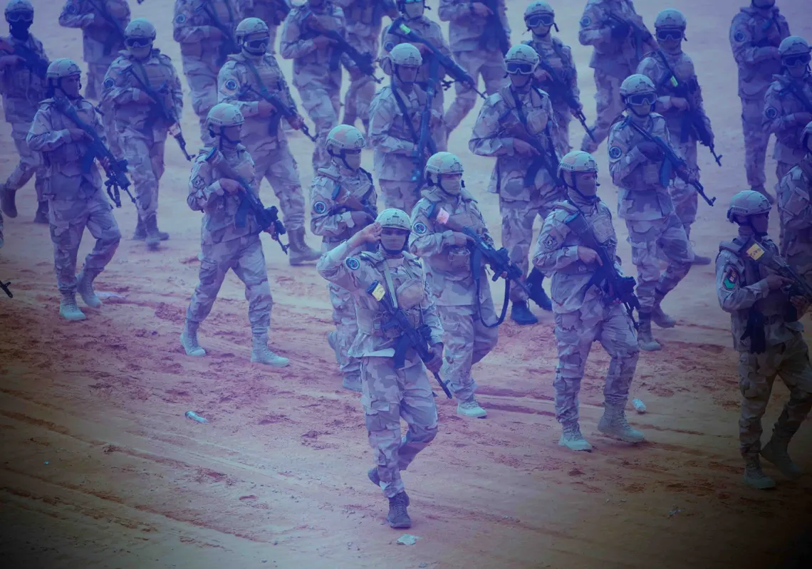 جنود من القوات الليبية المشتركة يسيرون في ساحة العرض خلال حفل افتتاح مناورات "فلينتلوك- 2026" في سرت، ليبيا، في 14 أبريل 2026