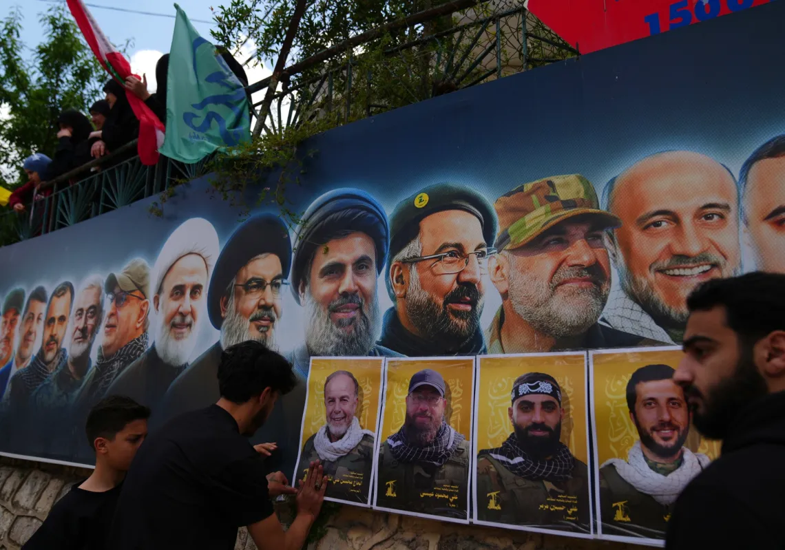 صور لمقاتلي "حزب الله" الذين قتلوا في غارات جوية إسرائيلية خلال موكب جنازتهم في قرية كفرصير جنوب لبنان، في 21 أبريل 2026