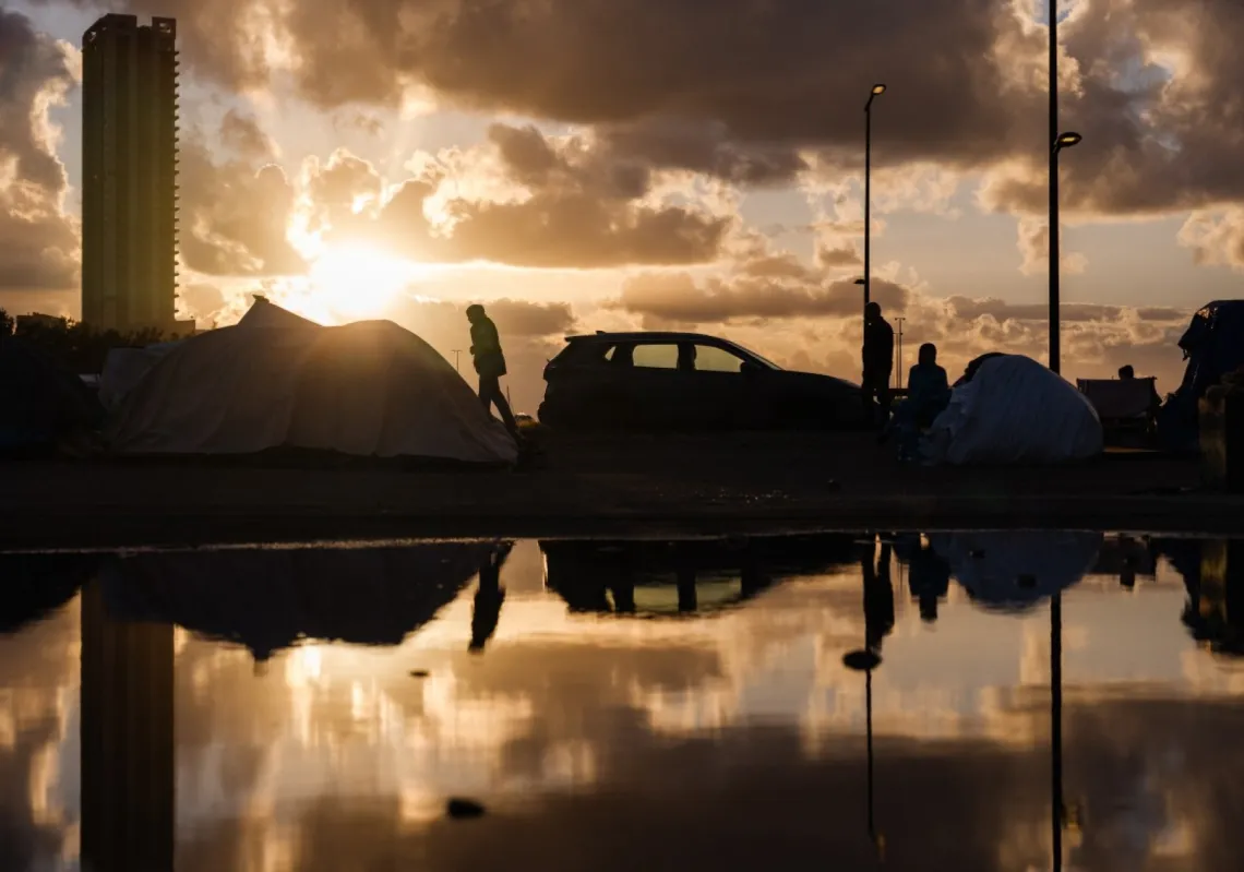 نازحون يقفون بجوار خيامهم على طول واجهة بيروت البحرية في 30 مارس 2026