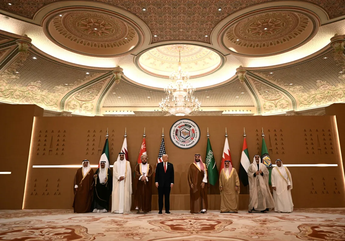 ولي العهد السعودي الأمير محمد بن سلمان والرئيس الأميركي دونالد ترمب مع قادة دول الخليج خلال قمة مجلس التعاون الخليجي في الرياض، في 14 مايو 2025