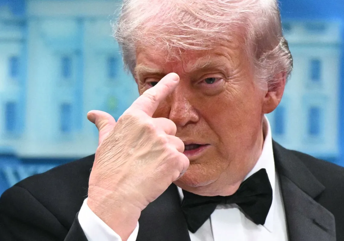 الرئيس الأميركي دونالد ترمب يشير بيده أثناء حديثه في مؤتمر صحفي في غرفة برادي للإحاطات الإعلامية بالبيت الأبيض في واشنطن العاصمة، بعد وقت قصير من حادثة إطلاق النار التي وقعت خلال حفل عشاء مراسلي البيت الأبيض في 25 أبريل 2026