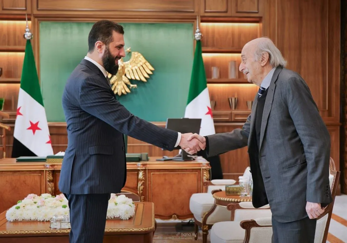 الرئيس السوري احمد الشرع مستقبلا الرئيس السابق للحزب التقدمي الاشتراكي وليد جنبلاط في دمشق في 25 ابريل 