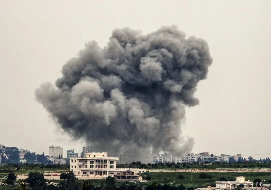 يتصاعد الدخان من المناطق المستهدفة في بلدة شوكين في محافظة النبطية جنوب لبنان، عقب غارة جوية في 26 أبريل 2026