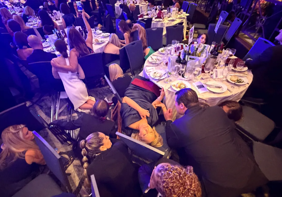 احتماء الضيوف في حفل عشاء جمعية مراسلي البيت الأبيض، إثر سماع ضوضاء عالية مجهولة المصدر، في واشنطن العاصمة، الولايات المتحدة، في 25 ابريل 2026