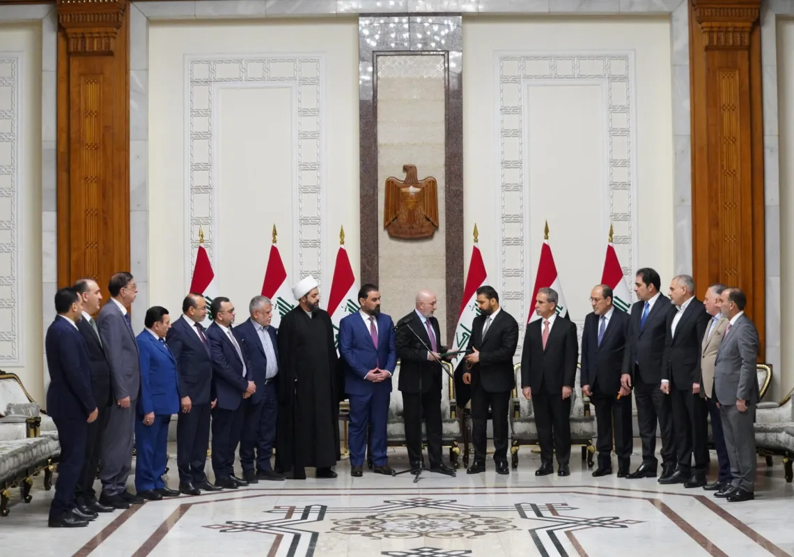 الرئيس العراقي نزار عمادي ورئيس الوزراء المكلف علي الزيدي، يقفان مع شخصيات سياسية خلال مراسم تكليف الزيدي بتشكيل حكومة جديدة، في بغداد، العراق، في 27 أبريل 2026