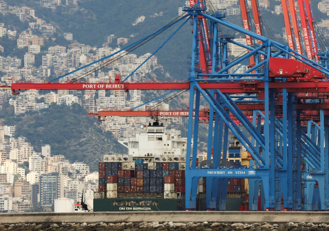 حاويات ورافعات في مرفأ بيروت، لبنان، 14 أبريل 2025